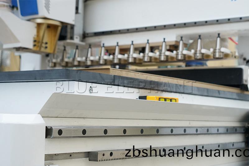 無孔工藝開(kai)料機