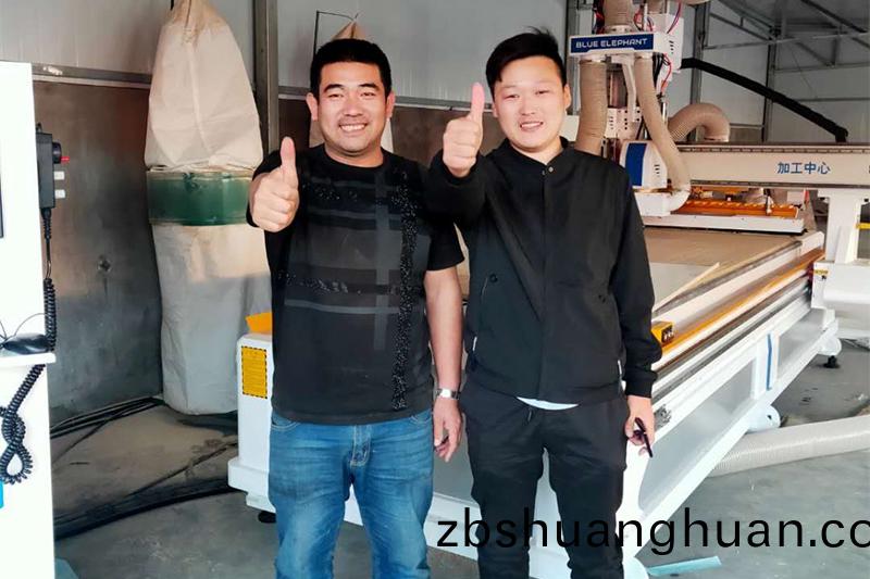 山東(dong)青島XX傢具廠訂購隱形件闆式(shi)傢具(ju)生産線