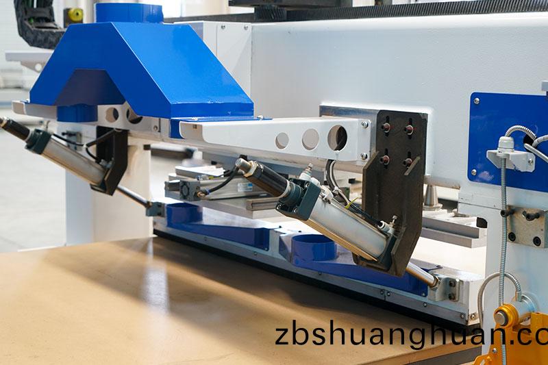 直排自動換刀數控開(kai)料機