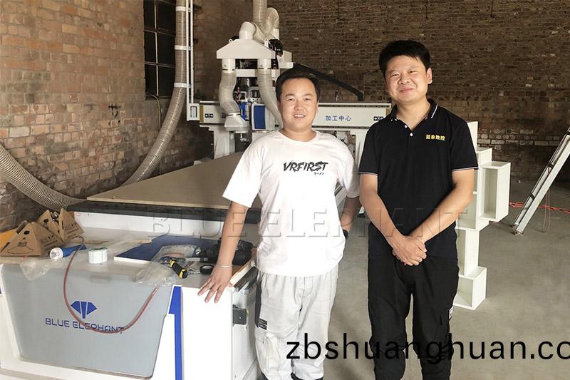 內矇古(gu)包頭XX傢具廠訂(ding)購闆式傢具生(sheng)産(chan)線