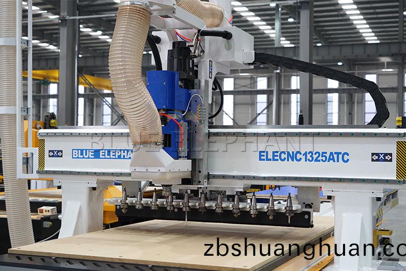 自動上(shang)下料直排加工中心