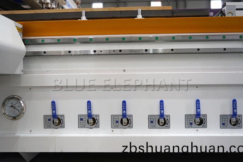 自動上下料直(zhi)排加工中心(xin)