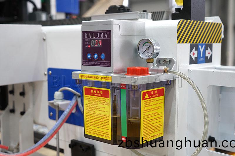 自動上(shang)下料直排加工中心