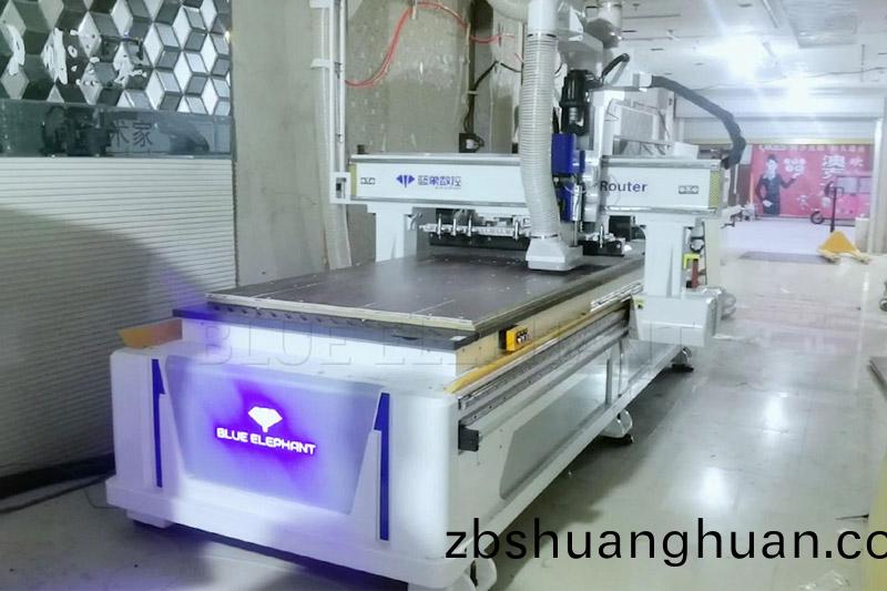 山東(dong)菏澤(ze)XX傢具廠訂(ding)購闆式傢具生産線設備