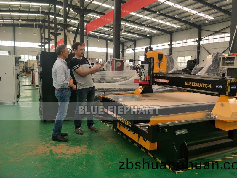 四(si)軸數控鵰刻機