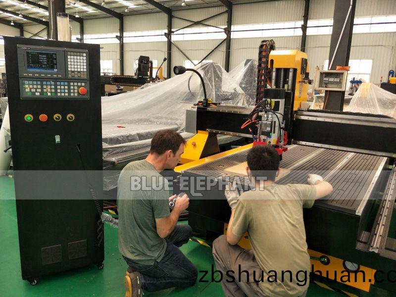 四軸(zhou)數控(kong)鵰刻機