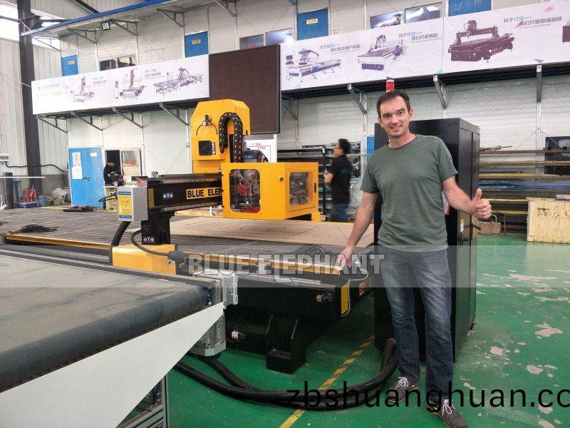 四(si)軸數控鵰刻機