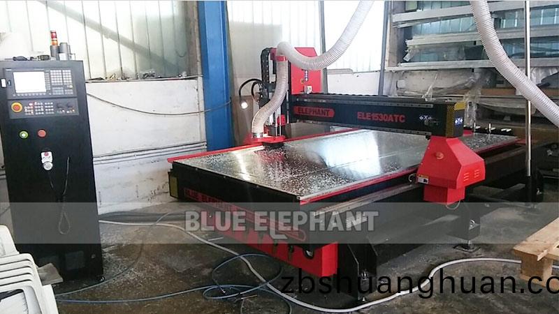 ATC自(zi)動換刀開料機