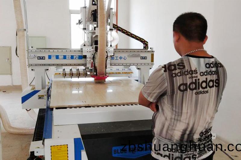 山東(dong)客戶訂購闆式傢具(ju)生産線