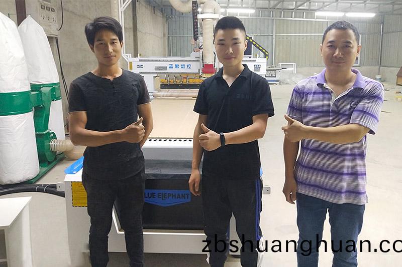 河(he)北(bei)XX傢具廠訂購闆式傢具(ju)生(sheng)産線